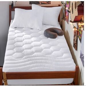 BEDSURE Twin XL mattress pad.
